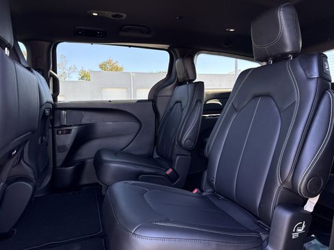 New 2026 Chrysler Pacifica Select w/ S Appearance Package image 19