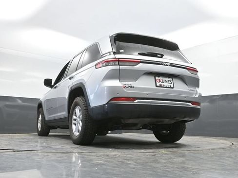 Used 2024 Jeep Grand Cherokee Laredo AWD/4WD image 52