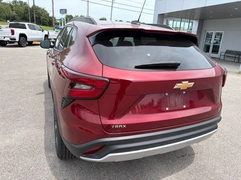 Used 2025 Chevrolet Trax LT FWD image 21