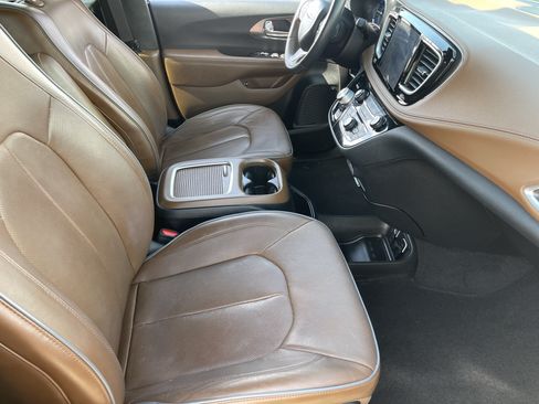 Used 2020 Chrysler Pacifica Limited w/ Advanced Safetytec Group FWD image 10