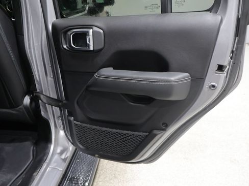 Used 2020 Jeep Gladiator Overland AWD/4WD image 19