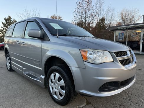 Used 2015 Dodge Grand Caravan SXT image 3