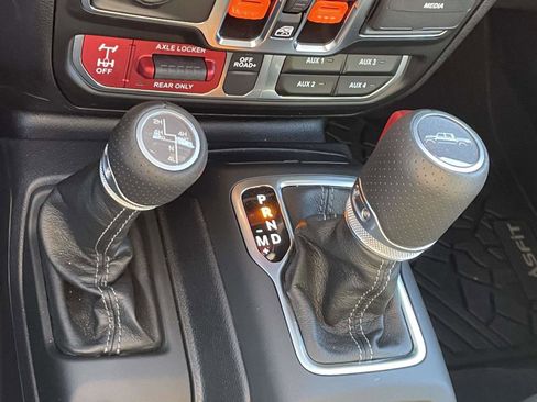 Used 2025 Jeep Gladiator Mojave image 11