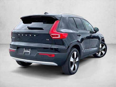 Used 2021 Volvo XC40 T4 Momentum w/ Premium Package image 2