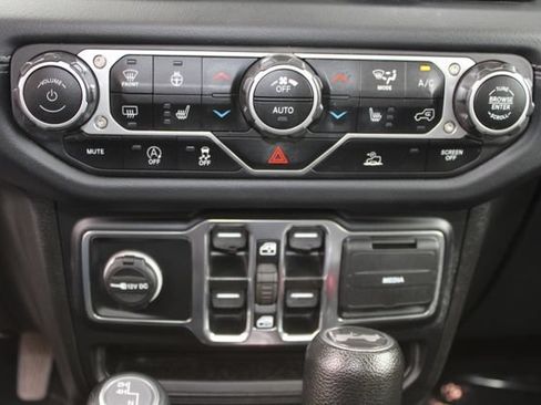 Used 2024 Jeep Wrangler Unlimited Sahara AWD/4WD image 15