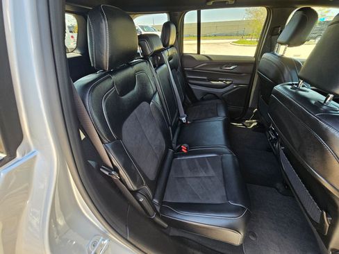 Used 2025 Jeep Grand Cherokee Altitude image 31