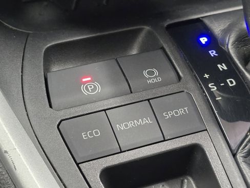 Certified 2020 Toyota RAV4 XLE w/ Convenience Package image 7