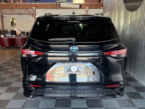Used 2025 Toyota Sienna XSE AWD/4WD image 6