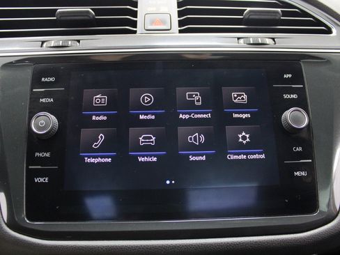 Used 2019 Volkswagen Tiguan SE image 42