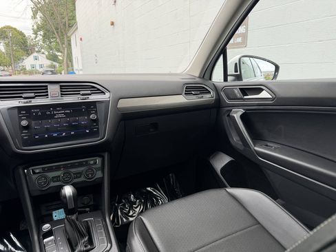 Used 2021 Volkswagen Tiguan SE w/ Panoramic Sunroof Package AWD/4WD image 28