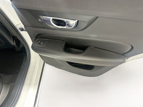 Used 2020 Volvo S60 T5 Momentum image 28