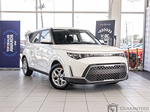 Used 2023 Kia Soul LX w/ Option Group 015 FWD image 3