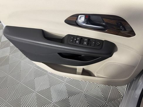 Used 2024 Chrysler Pacifica Limited FWD image 26