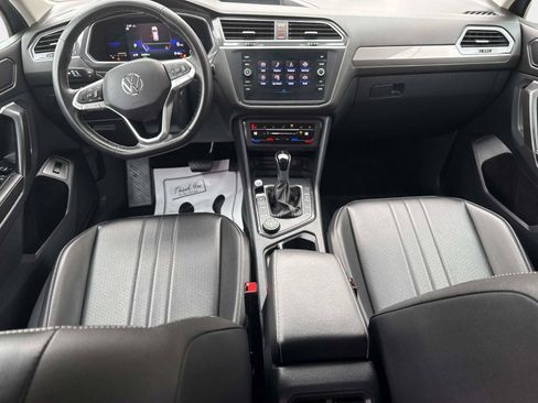 Used 2022 Volkswagen Tiguan SE w/ Panoramic Sunroof Package image 17