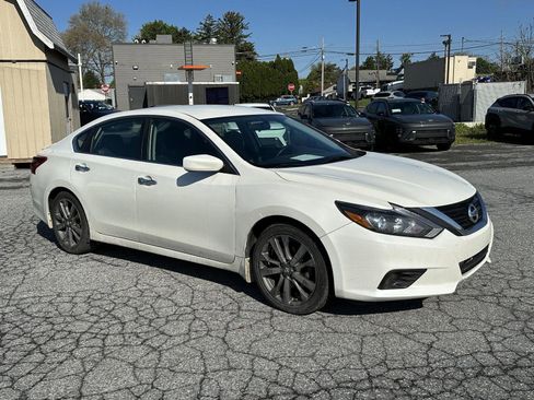 Used 2018 Nissan Altima FWD image 2