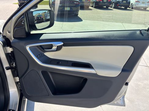 Used 2017 Volvo XC60 T6 Dynamic w/ Preferred Option Package image 27