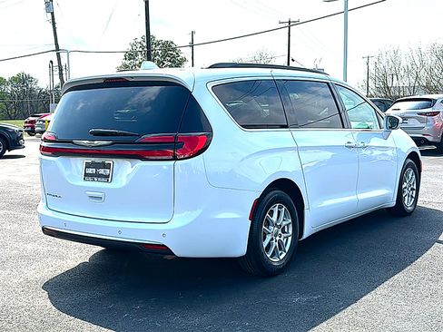Used 2022 Chrysler Pacifica Touring-L image 8