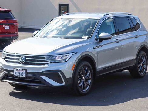 Used 2024 Volkswagen Tiguan SE FWD image 3