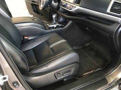 Used 2017 Toyota Highlander SE AWD/4WD image 32