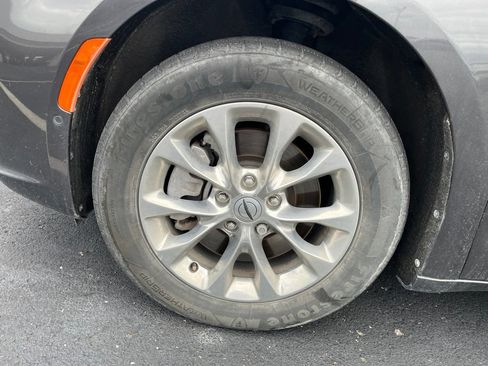 Used 2022 Chrysler Pacifica Touring-L w/ Uconnect Theater Family Group AWD/4WD image 9