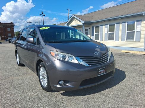 Used 2013 Toyota Sienna XLE w/ Entertainment Pkg FWD image 2