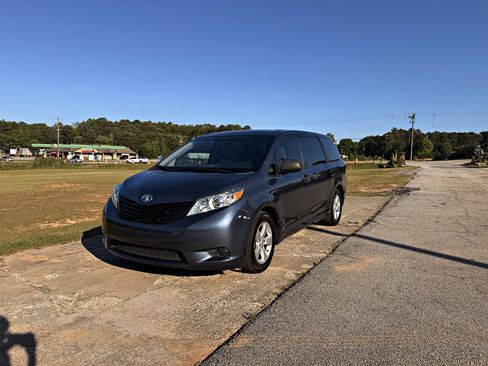 Used 2015 Toyota Sienna L image 1