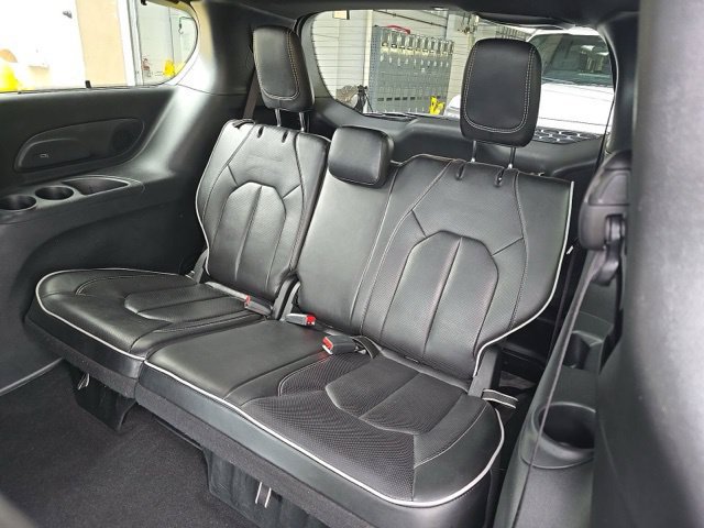 Used 2025 Chrysler Pacifica Limited FWD image 12
