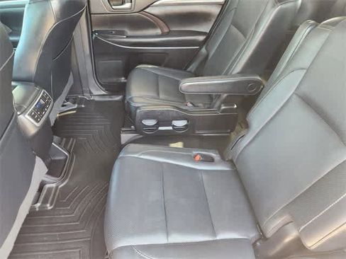 Used 2017 Toyota Highlander Limited Platinum image 13