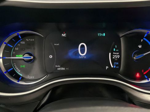 Used 2021 Chrysler Pacifica Touring w/ Uconnect Theater Family Group image 23