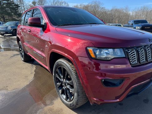 Used 2017 Jeep Grand Cherokee Altitude image 12