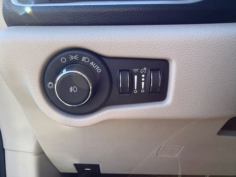 Used 2023 Chrysler Pacifica Touring-L image 26