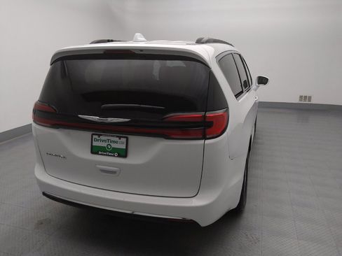 Used 2022 Chrysler Pacifica Touring-L image 7