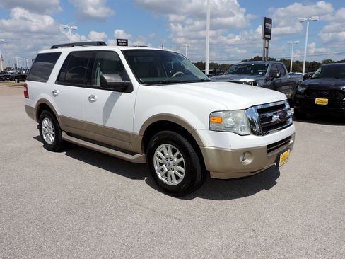 Used 2014 Ford Expedition XLT w/ Equipment Group 201A RWD image 3