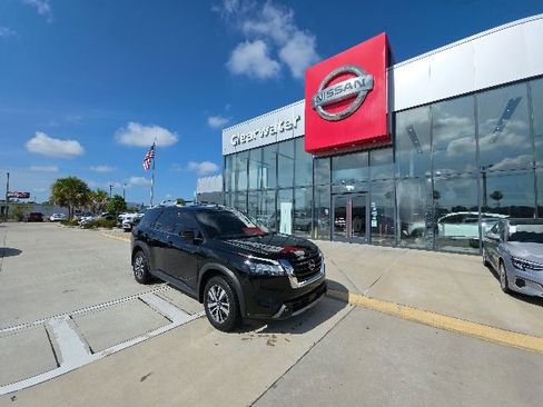 Used 2024 Nissan Pathfinder SL w/ Cargo Package FWD image 1