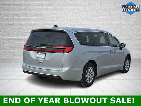 Used 2024 Chrysler Pacifica Touring-L image 4