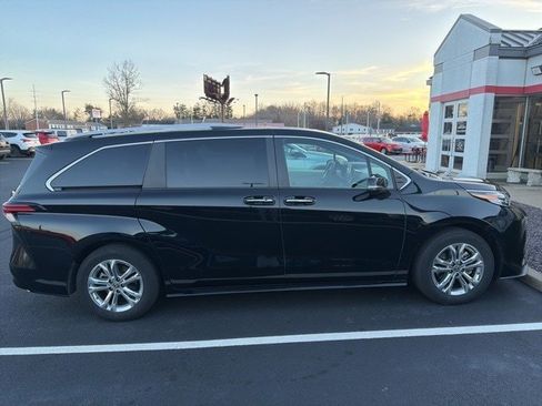 Certified 2023 Toyota Sienna Platinum image 12
