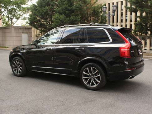 Used 2018 Volvo XC90 T6 Momentum w/ Convenience Package AWD/4WD image 9