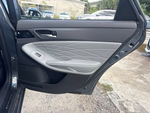 Used 2021 Toyota Avalon Limited FWD image 17