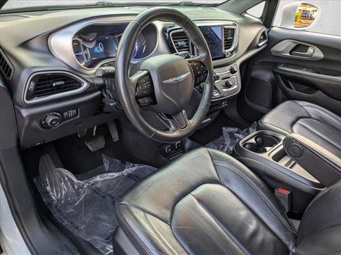 Used 2020 Chrysler Pacifica Touring-L w/ S Appearance Package image 10