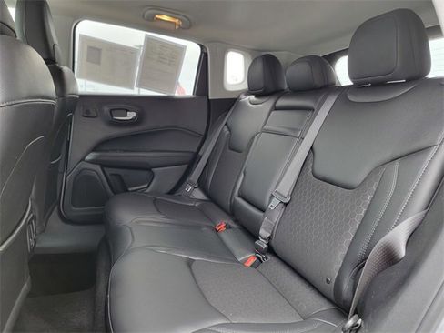 Certified 2018 Jeep Compass Latitude image 21