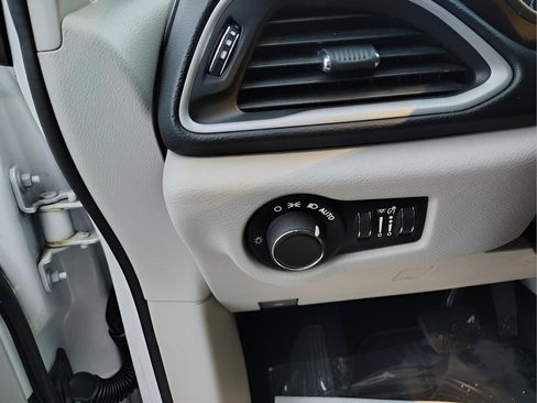 Used 2020 Chrysler Voyager LX image 13