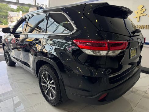 Used 2019 Toyota Highlander XLE AWD/4WD image 5