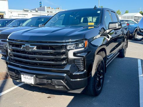 Used 2025 Chevrolet Silverado 1500 High Country w/ Midnight Edition AWD/4WD image 3