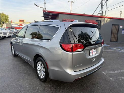 Used 2019 Chrysler Pacifica Touring-L image 12