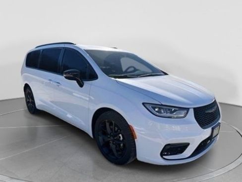 New 2026 Chrysler Pacifica Select w/ S Appearance Package image 4