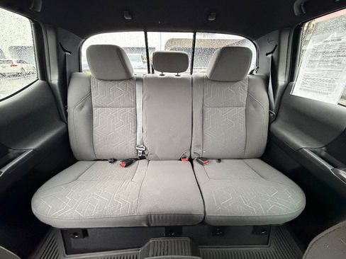 Used 2018 Toyota Tacoma TRD Off-Road w/ Technology Package image 4