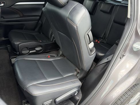 Used 2019 Toyota Highlander XLE FWD image 21