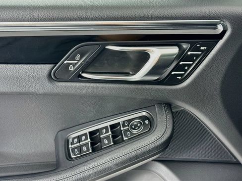 Certified 2025 Porsche Macan AWD/4WD image 11
