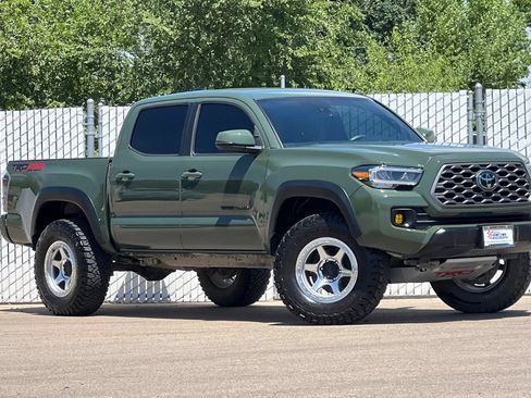 Used 2022 Toyota Tacoma TRD Off-Road w/ Technology Package AWD/4WD image 2