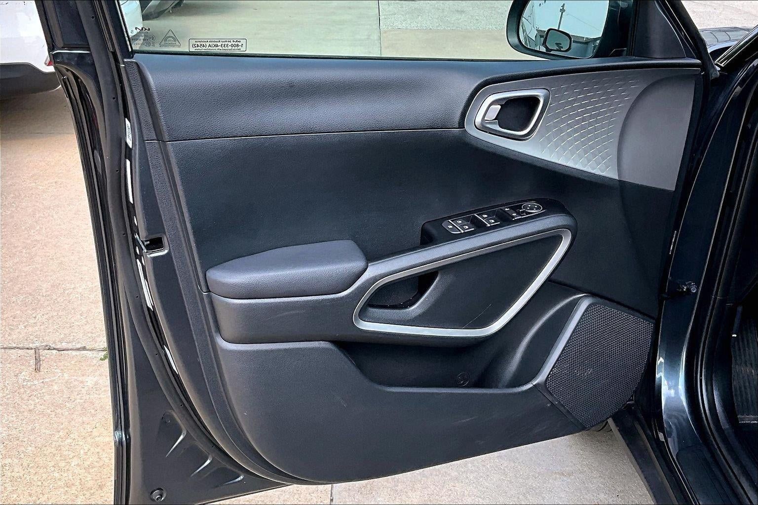 Used 2025 Kia Soul LX w/ LX Technology Package FWD image 19